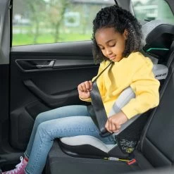 Maxi-Cosi Rodifix Pro I-size -Baby Products Store JPG RGB 300 DPI MC8800 2022 maxicosi car seat RodiFix Pro i Size Lifestyle Car Girlfastensherselfin Landscape