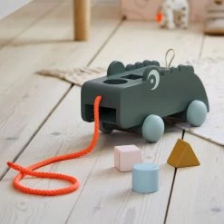 Done By Deer Pull Alon Sorting Box -Baby Products Store Pull along sorting box Croco Green 2 LS 600x 0e6517fe 63d1 4221 b756 77957e07889e